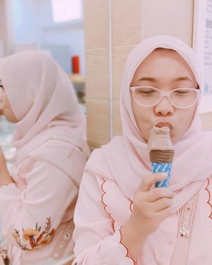 "The ice cream that’s on my mouth. Makes your heart pound and you’ll come to me" Red Velvet - Ice Cream Cake...#dailylife #hunnyeo #gaemsong #clozetteid #randomtalk