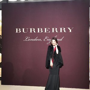Here for makgeolli! I meant.. Champagne 🍾 #self #burberry #event #party #seoul #cape #burberrycoat #ootd #lotd #outfit #outfitoftheday #look #lookoftheday #instastyle #style #styleoftheday #sotd #igbeauty #fdbeauty #clozetteid #clozettedaily #clozette #instabeauty #instalook #lookbook #vscofashion #instafashion #lookbookindonesia #ootdindo #blackdress