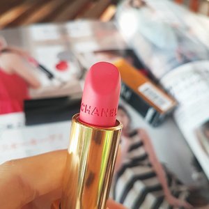 Prepared this pink for tomorrow. La Favorite!👯
#chanel #chanelbeauty #lipstick #lipstickeverywhere #lipstickaddict #makeup #makeupaddict #makeupjunkie #beautyaddict #beautyjunkie #beauty #beautygram #highendmakeup #pink #coral #summerlook #igbeauty #instabeauty #fdbeauty #motd #clozettedaily #clozette #clozetteid #lipstickoftheday #lipsoftheday #makeupoftheday
