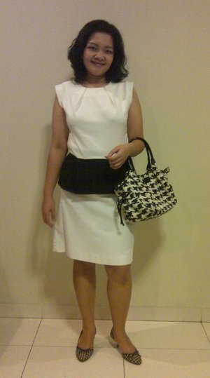 - peplum blouse & houndstooth shoes by mango
- white skirt by club monaco
- houdstooth bag by kate spade