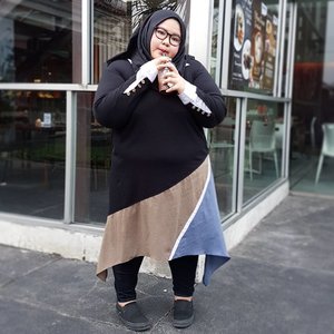 Black Friday, a glass of frappe and chill. Also wearing this super awesome dress by @ellaesbonita_id. I do have this one in grey, but black never fails me. Love the cutting and how they combined the colors. It's simple and rich details. Pssst, I also wore this dress for my new video with @20detik. Thank you @ellaesbonita_id 😘😘😘•••📷: @hernisu••#effyourbodystandards #celebratemysize #casualstyle #whatiwear #wiw #clozetteid