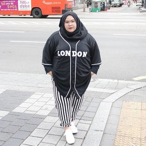 LONDON in Seoul 😆. Wearing new upcoming collection by @missplumps. Seriously this is so swag and cute at the same time!😍 anyway you can create your own customized shirt with 2 weeks pre order. Yaayyy thank you @missplumps :)••••#effyourbodystandards #casual #ootd #bigandblunt #bigsizeootd #celebratemysize #curvyasian #plussizeasian #curves #whatiwear #wiw #clozetteid #인스타패션#인스타뷰티 #플러스사이즈 #오늘의의상  #womancrush #bodypositive #stopbodyshaming #confident #beautyhasnosize #instadaily #tgif #happyfriday #kemalasariendorsement #kemalasariinkorea  #hijab