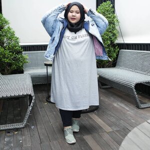 [Mix and Match Ideas] How to wear denim jacket in a casual way but still look stylish and modest :Denim jacket @mysizestore *I am not sure if this is still available on the store or not heheheheOversized shirt dress @missplumps Jegging jeans @jeggingjumboSneakers @nikeHappy Sunday!😚 •••••#effyourbodystandards #casual #bigandblunt #bigsizeootd #celebratemysize #curvyasian #plussizeasian #curves #curvyasian #wiw #clozetteid #인스타패션 #인스타뷰티 #플러스사이즈 #weekend#sunday #happysunday #ootdbigsizeindo #ootd #ootdindo #hijabfashion #hijabee