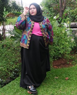 Today's ootd to engagement party of my bestfriend since elementary school, wearing @iwearalice long and flowy skirt matched with Tenun blazer. Supperrr love the skirt and it has a multifunction as a tube dress too 😁. Thank you @iwearalice 😘😘😇.•••📷: @arioramadhani 😚•••#effyourbodystandards #casual#weekend #saturday #ootd #bigandblunt #bigsizeootd#celebratemysize #curvyasian #plussizeasian #curves #whatiwear #wiw #clozetteid #kemalasariendorsement #인스타패션 #인스타뷰티 #플러스사이즈