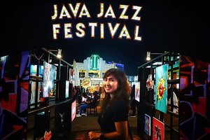 Was in Java Jazz Festival again last night after 3 years. Masih gitu-gitu aja festival, masih gitu-gitu line-upnya, that's kinda boring.
.
At least I was there for a reason last night. It was fun! 😂
.
.
.
.
.
#javajazzfestival #javajazzfestival2018 #jazz #festival #jakarta #travel #travelblogger #instadaily #instagood #sonyalpha #vsco #ootd #clozetteid