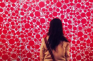 Me. Trying to look beneath the imagination. Because you can't depend on your eyes when your imagination is out of focus.
.
.
.
.
.
#yayoikusama #yayoikusamaexhibition #museum #museummacan #jakarta #red #dots #travel #travelblogger #travelgram #blogger #imagination #shotoniphone #vsco #clozetteid