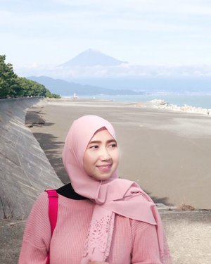 The Mount Fuji from the beach......#fujimountain #mountain #mtfuji #mihonomatsubara #mihobeach #japan #shizouka #fujinomiya #wheninjapan #chicinjapan #travel #travelgram #instatravel #shotoniphone #ootd #clozetteid