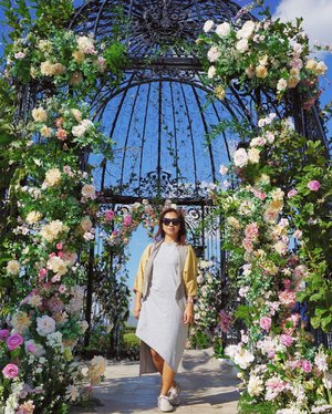 This gate is actually someone’s wedding decoration. 😂 Ngga tau kawinan siapa, pas nyampe lokasi ada EO lagi beres-beres pasang-pasang bunga. Trus liat gerbang lucu kayak gini, sebagai netyzen yang wajib kita lakukan adalah...
.
🗣 PHOTO-PHOTO.
.
Yaks sip! 👌
.
.
.
.
.
.
#flower #flowers #flowerstagram #decoration #gate #wedding #party #thailand #khaoyai #chicinthai #travelgram #travel #instatravel #ootd #blogger #travelblogger #sonyalpha #vsco #instadaily #instagood #instamoment #instamood #clozetteid  #like4like
