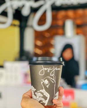 Yang lagi hits di timeline. Kopi aja Janji Jiwa, masak kamu ngga? 👻.....#coffee #coffeeshop #janjijiwa #promise #black #addiction #caffeine #caffeineintake #dailydose #shotoniphone #vsco #clozetteid