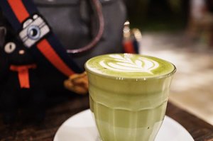 When the doctor banned you from drinking coffee but you craving for one.
. 
That’s green tea. But latte. 🙄
.
.
.
.
.
#coffee #latte #greentea #coffeeshop #latteart #travel #travelgram #instatravel #blogger #travelblogger #sonyalpha #sonya6000 #sonyforher #vsco #instadaily #instagood #instamood #clozetteid #like4like