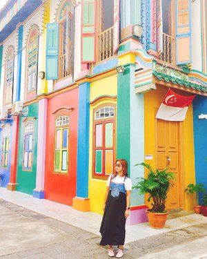 Sometimes all you need is a little splash of color. Find this treasure (of background photo) when actually I was losing track in this area. 😂😂😂
.
.
.
.
.
#building #colorful #street #streetstyle #littleindia #singapore #travel #travelgram #travelblogger #instatravel #blogger #ootd #vsco #vscocam #instadaily #instagood #instamood #clozetteid #like4like
