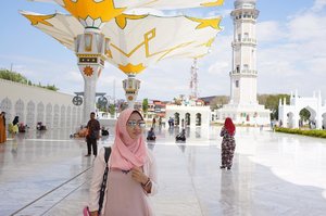 When in Aceh..Iya ini di Aceh, bukan Madinah. Kemaren short visit ke sini sekalian sholat Dzuhur. Bagus banget ini Masjid Raya. Dan gede banget! ❤️.....#mosque #masjid #masjidraya #masjidrayabaiturrahman #aceh #travel #travelgram #instatravel #travelblogger #sonyalpha #instadaily #ootd #clozetteid