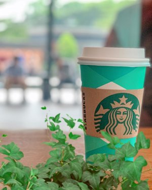 There’s always a Starbucks in between your daily caffeine intake. 😁.Iye ini lagi ngga punya stock photo kopi. Karena lagi ke Starbucks, ya udah sih diphoto aja.......#coffee #coffeeshop #starbucks #caffeine #daily #latte #shotoniphone #iphonexs #vsco #travelgram #instadaily #instacoffee #clozetteid