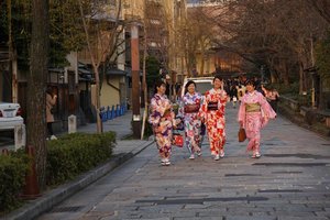 Haven't got a chance to try to wear Yukata while in Japan and I kinda regret it. See this lovely ladies in their traditional attire? I should really come back to Japan soon!
.
.
.
.
.
#kyoto #gion #japan #afternoon #spring #travel #travelgram #instatravel #blogger #travelblogger #sonyalpha #instadaily #instamood #instagood #instamoment #clozetteid #like4like