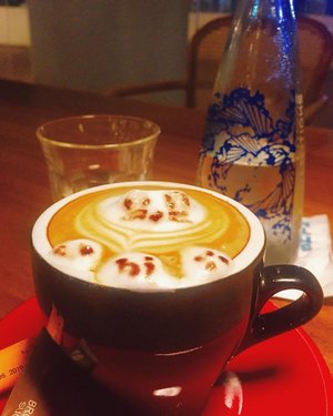 How cute your coffee could be? ☕️
.
.
.
.
.
#coffee #coffeetime #coffeeshop #latte #latteart #latte3d #art #travel #travelgram #instatravel #instacoffee #blogger #travelblogger #vsco #instagood #instamood #instadaily #clozetteid #like4like