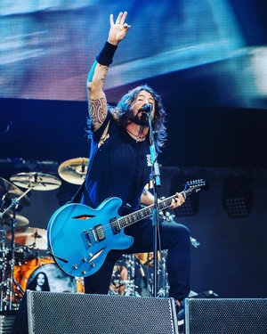 I just can't get enough of Dave Grohl. 😂😂😂 Bisa di-copy paste aja ngga nih orang. Buat gue satu. ☺️
.
Blog update on #FooFightersSG concert. Link in my bio.
.
Credit photo of UnUsUal Entertainment Singapore who's sent me to the concert. Big thanks! ❤️
.
.
.
.
.
#foofighters #davegrohl #rockband #concert #tour #singapore #travel #travelgram #instatravel #blogger #travelblogger #instadaily #instagood #instamood #instamoment #clozetteid #like4like