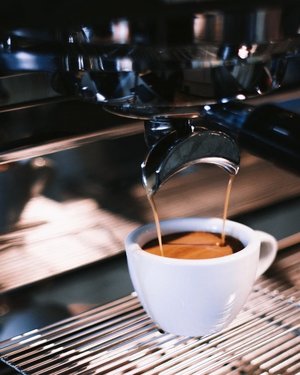 Daily dose of caffeine on the weekend......#coffee #caffeine #black #latte #coffeemachine #inthemaking #coffeeshop #weekend #whpcoffee #whpdailylife #sonyalpha #vsco #insight #clozetteid