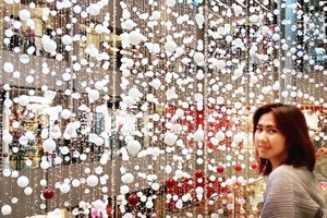 Can't have enough of Christmas decoration. 😅✌🏻
.
.
.
.
.
.
.
#christmas #christmasdecorations #light #bulb #christmasbulbs #white #decoration #singapore #travel #travelgram #instatravel #blogger #travelblogger #instadaily #instagood #instamood #instamoment #instaplace #clozetteid #like4like