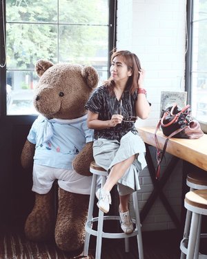A date with a bear on Sunday. 🐻🐻
.
.
.
.
.
.
#sunday #weekend #weekendgetaway #bear #teddybear #yogyakarta #travel #travelgram #instatravel #blogger #travelblogger #vsco #ootd #instadaily #instagood #instamood #clozetteid #like4like