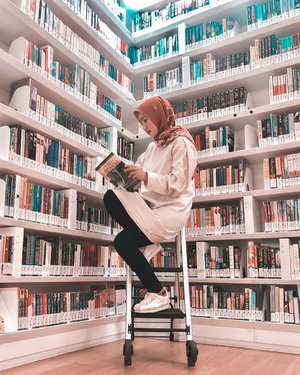 Me in my element. My happy place.......#library #book #bookstagram #libraryofbookstagram #libraryatorchard #singapore #travel #travelgram #instatravel #weekend #whpbookworm #ootd #passionpassport #clozetteid