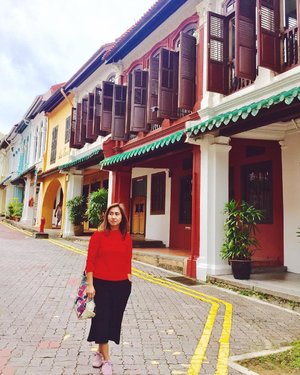 Can't resist the urge not to take a photo in front of this houses. Guess where? 😆😆😆
.
.
.
.
.
.
#house #building #door #alley #ethnic #old #streetstyle #travel #travelgram #instatravel #ootd #singapore #blogger #travelblogger #vsco #vscocam #instadaily #instagood #instamood #clozetteid #like4like