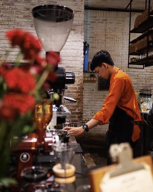 A man behind his equipment.
.
I always find it’s a kinda sexy to see a man looking serious with what his work or watching him cooking or sometimes making his own coffee (and for me). Ehe. ☺️
.
Saturday nite, people. What is sexy means for ya?
.
.
.
.
.
#coffee #coffeeshop #barista #manbehindcoffee #epic #night #jogja #jogjakarta #travel #travelgram #instatravel #traveling #sonyalpha #sonyforher #vsco #instastory #instadaily #instagood #instamood #clozetteid #like4like
