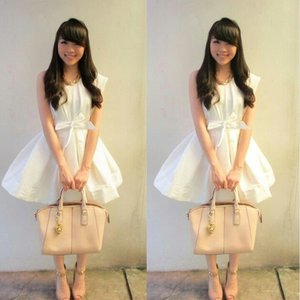 This is the outfit I choose to attend estee lauder micro essence launching @plaza_senayan last Saturday.. The theme is white on white, angelic glow... I choose to wear white oneshoulder, with white flare tutu skirt... And I choose to add little spark of nude pink and gold to make my outfit looks less plain... Do you like my outfit?#me #asiangirls #selfie #ootd #ootdindo #ootdindonesia #outfitoftheday #style #styles #styleoftheday #angelicglow #femaledaily #fdbeauty #clozetteid #microessence #estee #longhair #angel #white #whitedress