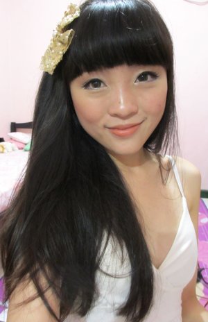 Nude Make up and a Goldy Ribbon