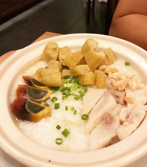 Seafood porridge, roasted chicken, and bean sprouts seems great during the rainy day like this #chinesefood #porridge #foodie #dinner #roastedchicken #delicious #instafood #instapic #instagram #clozetteid