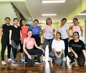 Throwback to my first zumba class last Saturday at Kor Studio. I love everything about zumba, it consist cardio, a bit of high impact, lots and lots of dance, a bit of salsa (which describe much why i love to do zumba). But as a first timer, i still have to catch up with them, and learn much from the instructor so i can be better and better... hopefully, i can soon able to catch up and (not losing my breath during the workout like last week) #workout #workoutroutine #workouts #workoutmotivation #zumba #zumbafitness #zumbaclass #korstudio #fitness #fitnessmotivation #fitnessjourney #zumbaclass #healthyliving #healthylifestyle #health #clozetteid
