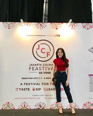 Latepost picture... It’s when i attended JCF 2018 last friday... 2 tents dedicated to food lovers (just like me) one tent dedicated to all the desserts, and beverages lovers... (where i bought my croissant geprek from @iscaketory and doughnut @doughdarlings), and the other one is more like a main course (this tent is bigger than the fork tent)... tell me.. did you manage to go there ? What did you buy there? #jakartacullinary #jakartaculinaryfeastival #jcf #jcf2018 #ootd #ootdindo #outfit #ootdasean #lookbook #lookbooklookbook #lookbookindonesia #looks #instagram #instagood #instastyle #instafashion #clozetteid #clozetteambassador #clozette