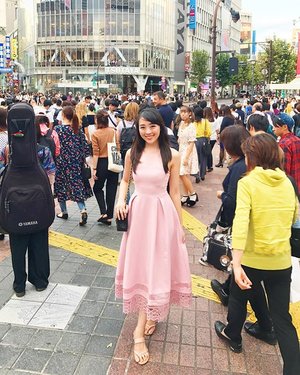 Wearing pink outfit for Shibuya Crossing yesterday ❤️ #Osaka #ootd #outfit #outfitoftheday #ootdindo #lookbookindonesia #lookbook #ootdjapan #japan #osaka #travel #travelling #traveller #travelstyle #travelblogger #doublewoot #doublewootootd #japan #dotonbori #glicoosaka #clozetteid #tokyo #shibuya #shibuyacrossing