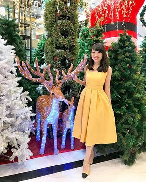 The most wonderful time of the year 🙏🏻🎄 #christmas #christmastree #ootd #ootdindo #ootdbkk #lookbook #lookbookindonesia #outfit #doublewoot #doublewootootd #dress #clozetteid #clozetteambassador