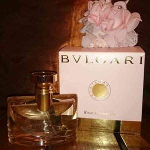 At first i didnt really like it.... it smells like rose toner from sariayu.. it was my thought about this bvlgari rose essentiel perfume.. but last week i tried to get a decant size rose essentielle and i end up buying this in full size... it has the most romantic rose scent on it.. i have to admit it is not last long on my skin... but i just cant help to love the scent.. i love it!

#rose #fragrantica #fragrance #bvlgariroseessentielle #bvlgari #bvlgarirose #bvlgariperfume #clozetteid #clozetteco #clozetters #clozetteambassador #perfume #perfumelovers #femaledaily #fdbeauty