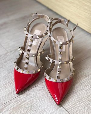 Give a women a right shoes and she will conquer the world.. (But you have to conquer the shoes first.. bring lots of band-aid on your first week LOL) #shoes #shoestagram #clozetteid #clozetteambassador #shoesoftheday #valentino #valentinoshoes #valentinorockstud #purseblog #purseboppicks #femaledaily #fdbeauty