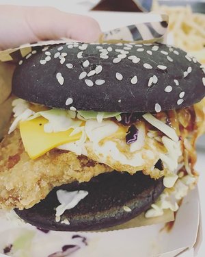throwback picture of the black burger i had yesterday in hongkong #burger #blackburger #nomnom #foodie #clozetteid