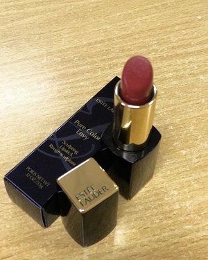i fall in love with Rose color lipstick ❤️❤️❤️ this is the rebellious rose from Estee lauder.. the color makes our complexion fresher 💄💄 #clozetteid #lipstick