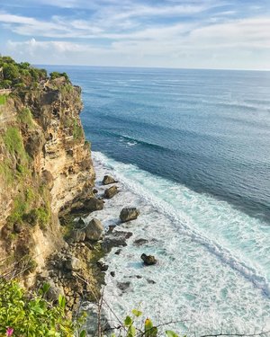 Bali truly stole my heart! Maybe because of the view, the people, and the foods are all great.. or maybe because its where i and reuben went for our first honeymoon... i love uluwatu the most... #uluwatu #uluwatutemple #uluwatubeach #uluwatubali #bali #beach #baliindonesia #balilife #balidaily #instatravel #instagram #clozetteid