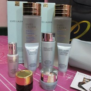 The micro essence effect.... I bought 2... one for my mom.. and one for me :) To achieve that angelic glow look... #esteelauder #microessence #angelicglow #esteelauderindonesia #jakarta #skincare #indonesia #nofilter #esteelauderskincare #fdbeauty #femaledaily #clozetteid #loveit #likeit