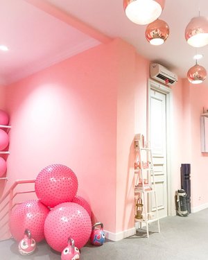 This beautiful pink studio @trainstation_studio is so adorable i love it!🌺❤️ #studio #workout #trainstation #trainstationstudiojkt #instagram #pink #instapink #instadaily #instago #instafit #clozetteid #sporty