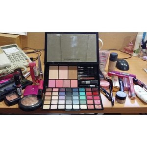 Can you believe how much makeup i bring to work?? Nonono.. I don't need to bring anything since I let them sit on my working desk.... #makeuptools #makeup #makeupjunkie #makeupplay #makeupaddict #makeuppallette #fdbeauty #femaledaily #clozetteid #mac #maccosmetic #victoriassecret #revlon #ysl #yvessaintlaurent #nyx #maybelline #loreal #bourjois