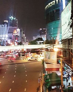 Pratunam, Bangkok at night ❤❤❤
Platinum is like ITC mangga dua for me.. but the difference is, the seller are more beautiful but so FIERCE and they will angry if you ask for the price but you dont buy it.. #bangkok #pratunam #platinum #igtraveller #traveller #travelstyle #travelling #clozetteid