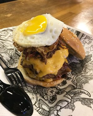 Yummy Lemmy Burger and Splatterthrash at @lawless.burgerbar 🍔🍔🍟🍟🧀🍗🍗 #yummy #nomnom #delicious #burger #hamburger #bestburger #food #foodie #foodism #clozetteid #foodgasm