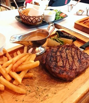 steak date night ❤❤❤ #steak #lardos #lardossteakhouse #lardossteak #yummy #nomnom #foodie #foodism #clozetteid