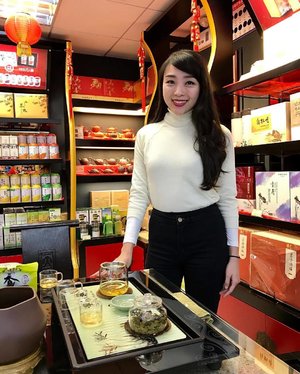 Tea is one of the major thing in China... lots of tea variation in china including jasmine tea, pu er tea, kwan yin tea, and etc.. so, make sure you buy some tea if you go to china 🎍🌱🌱🌱 #tea #ootd #tourist #china #guangzhou #outfitoftheday #clozetteid #instagood #instamood #instadaily #instagram #instastyle #fashionblogger