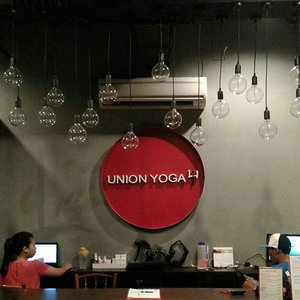 Missing this reception desk at Union Yoga.  It was great to do a week Bikram yoga,  but why Bikram is so expensive. 😢 Anyway, it's recommended for you who want to melt and sweat.  The complete story at my blog,  link on profile. -  http://catatanlepas.net/2016/09/30/bikram-yoga-demi-lentur-dan-seimbang/ #throwback #bikram #bikramyoga #clozetteid #clozette #clozetteidxunionyogareview