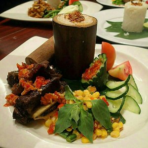 Nabulupe Iga Luminor Hotel Pecenongan

Saya pikir nabulupe adalah nama kuliner daerah tertentu di Indonesia. Ternyata singkatan dari Nasi Bambu Luminor Pecenongan (Nabulupe). Unik banget, ya 😊

Nasinya udah gurih. Di dalam nasi juga masih ada sayur mayur. Dilengkapi dengan Iga goreng/bakar dan sambal pencok 

 #ClozetteID