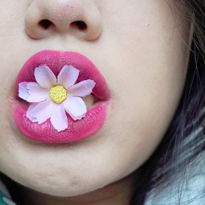 Flower yummy~ 😂 iseng-iseng aduk"lipstik 3brand, niat bikin gradasi tapi gagal akhirnya tetep satu macem warnanya gagal bikin gradasi, lalu tetiba ada bunga yowes buat nemenin bibir yang gagal bikin gradasi biar ga monoton 😅😅😅 disini pake lipstick @indonesia_etudehouse @bourjoisid @lagirlcosmetics 
#makeup #lips #lip #lipstick #flowerstagram #flower #bite #beautygram #blogger #beautyblogger #bloggerindonesia #bloggerindo #clozetteid #beauty #fdbeauty #fuschia #pinklipstick #pink #lagirlcosmetics #etudehouse #bourjois #koreanproduct #korean #american #girl #colorful