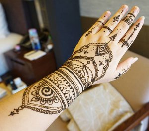 Bought henna at Mustafa Centre and made this right away. Well not bad right 😆
.
.
.
#auzolafunjourney #trip #singapore #travel #holiday #lfl #l4l #likeforlike #influencer #beautyinfluencer #blogger #beautyblogger #mustafacentre #henna #mehndi #mehndidesign #hennatattoo #hennaart #hennadesign #panpacific #panpacificsingapore #indonesianbeautyblogger #vacation #travelling #fun #love #jalanjalan #liburan #clozetteid #traveller