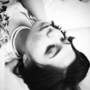 Enjoying the night with minimum makeup 💋
#relax #makeup #nomakeupmakeup #blackandwhite #pearl #girl #asian #vintage #pinupgirl #pinupstyle #floral #clozetteid #beautyblogger #indonesianbeautyblogger #beauty #blogger